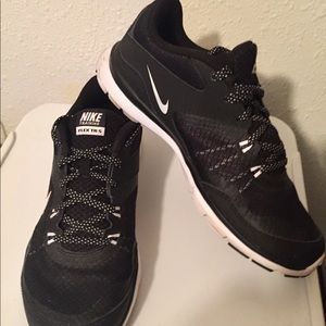 Nice women’s Nike tennis shoes.  Size 6